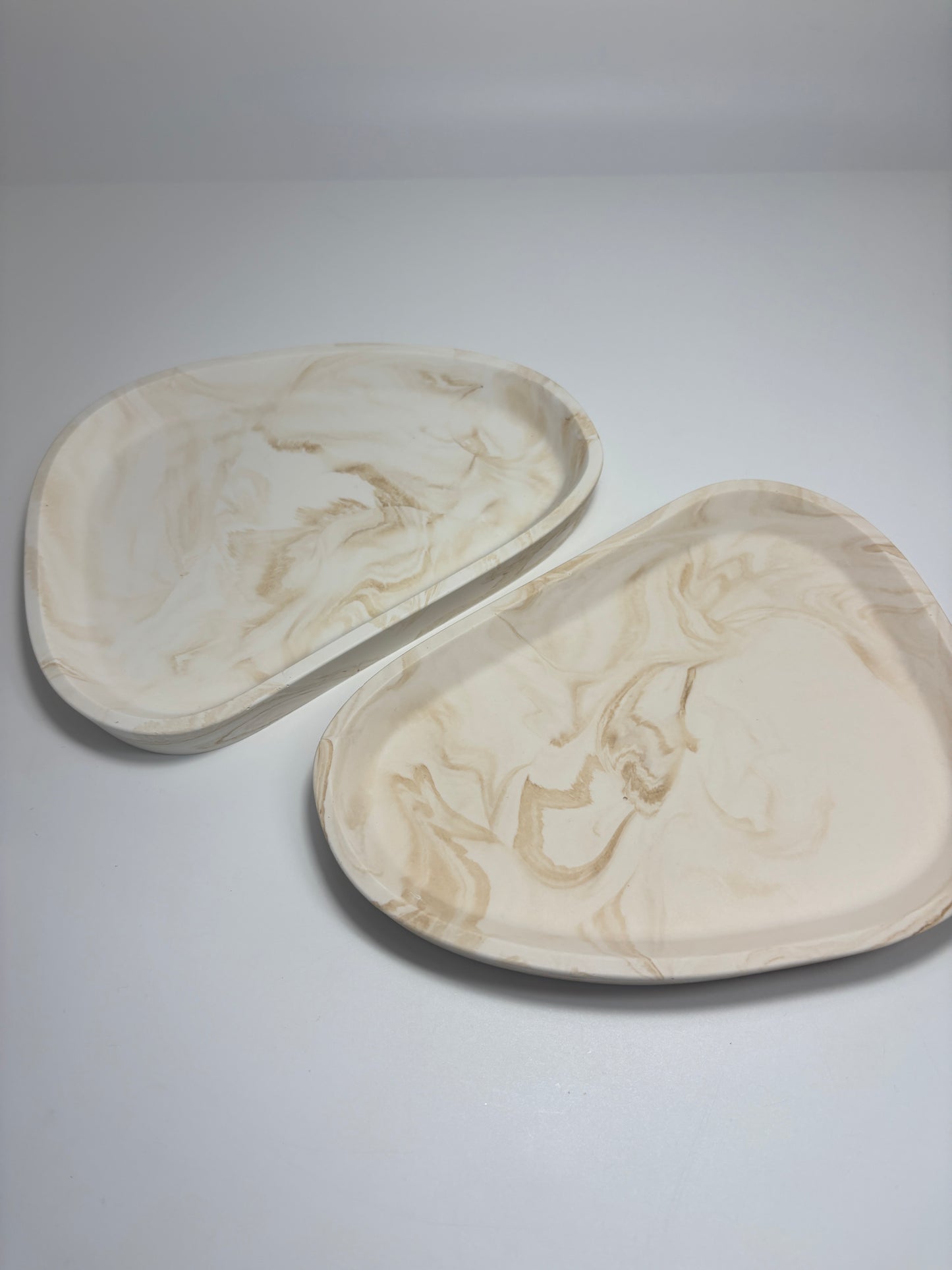 Plateau triangulaire marbré beige -45%