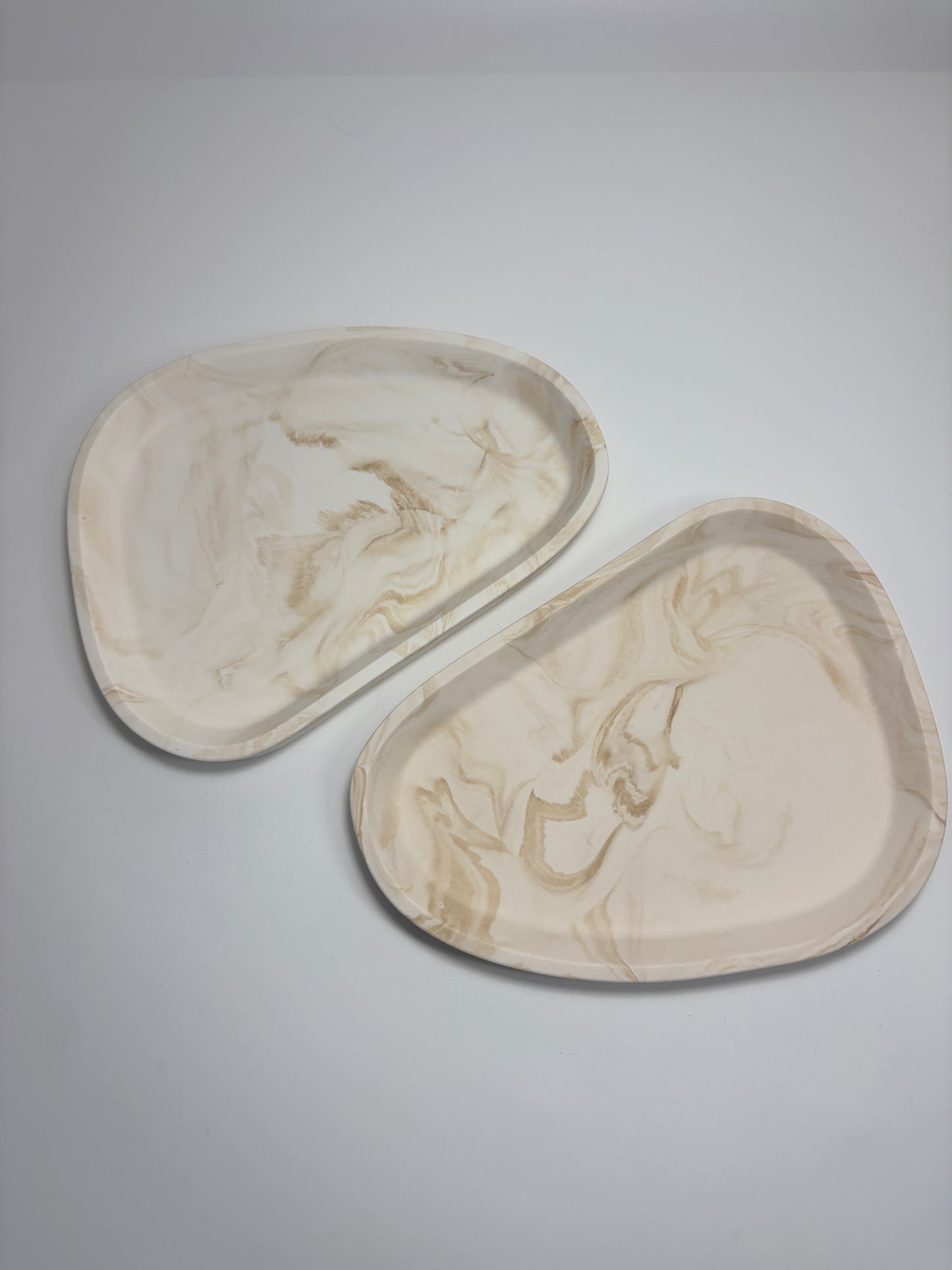 Plateau triangulaire marbré beige -45%